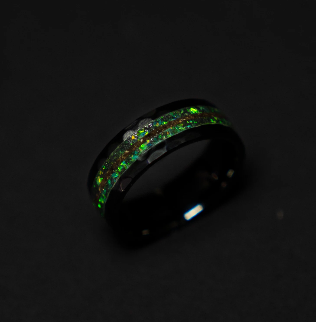 Beveled ceramic ring filled with black opal green fire and a line of triceratops 8 mm Sandblasted finish 8 mm for Li-or - Decazi