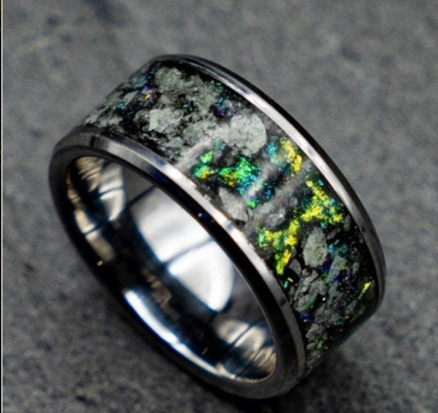 Flat tungsten ring filled with moonstone mixed with gold leaf (and glow) 18k yellow gold middle wire and green chameleon mixed with lapis lazuli for Liz - Decazi