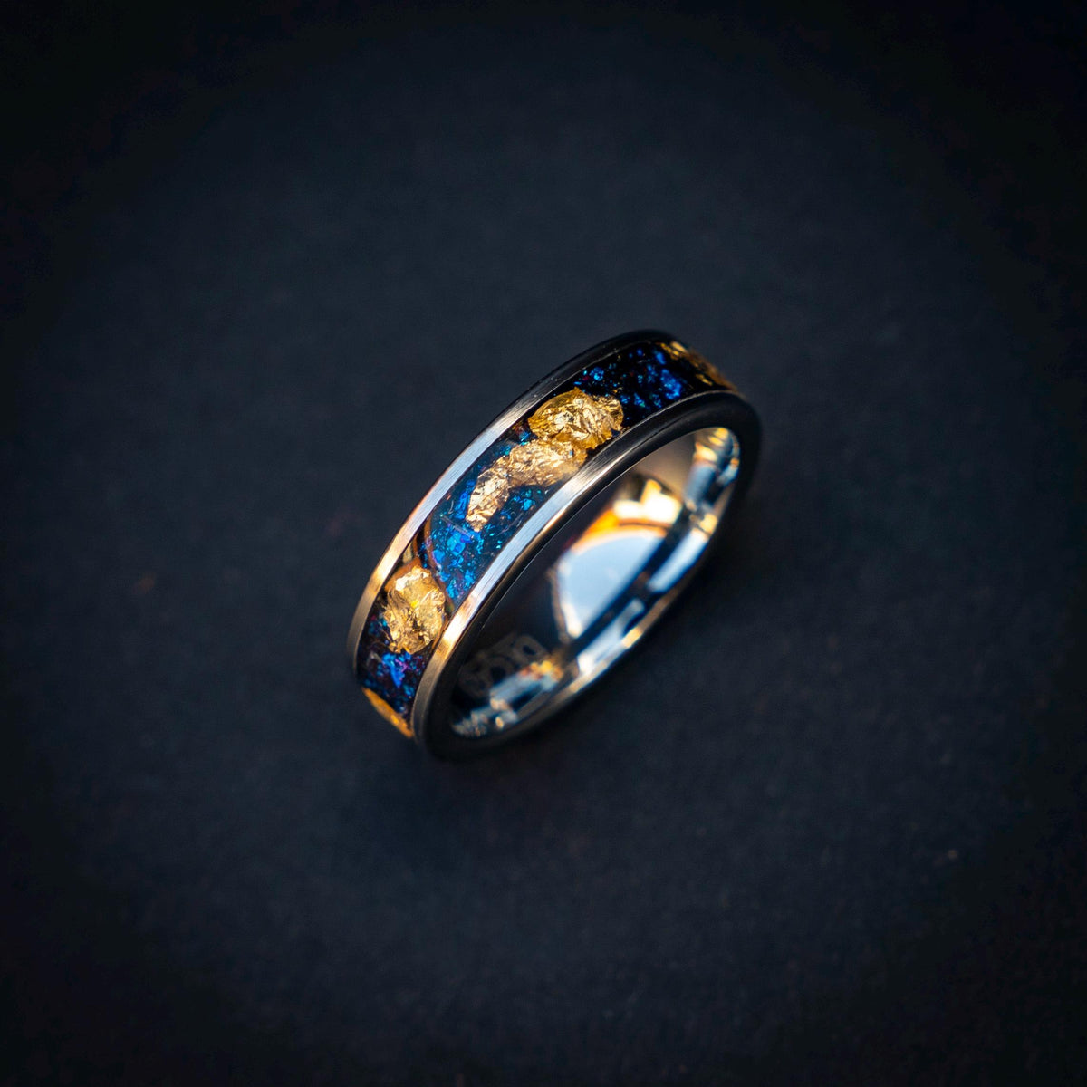 Elegant 6mm Tungsten Carbide Ring with Blue Raw Sapphire & Gold Leaf Accents. | Decazi
