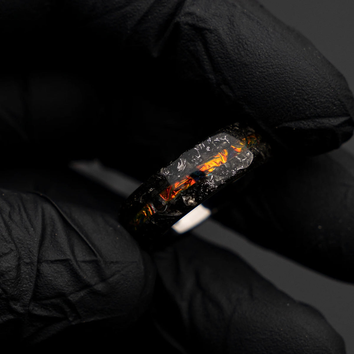 Tungsten ring with Muoniunalusta meteorite and Dichloram - Decazi