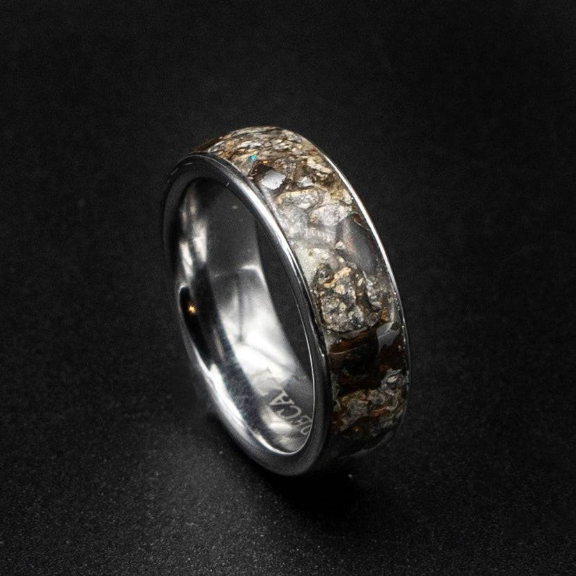 Tungsten ring with lunar veldspaat breccia and pallasite