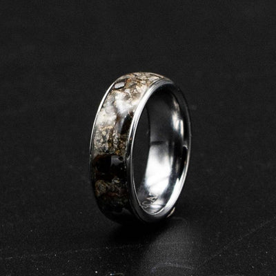 Tungsten ring with lunar veldspaat breccia and pallasite