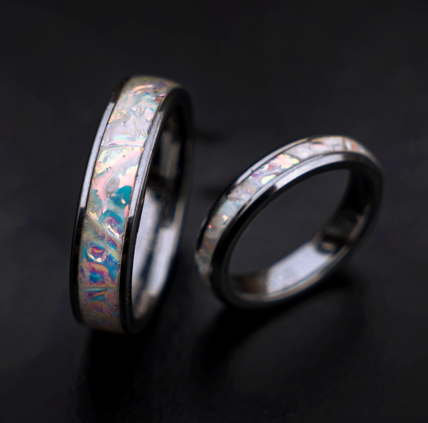 Beveled tungsten ring filled with white Dichrolam 4 mm for Andrea - Decazi