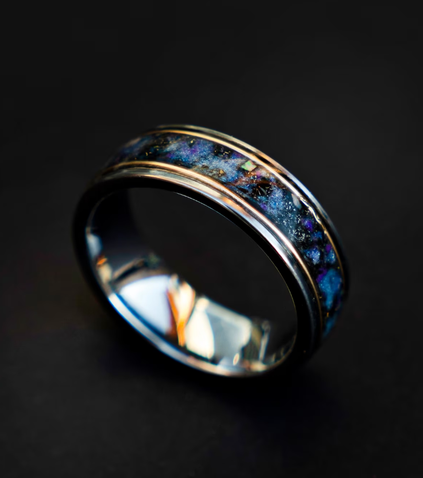 Flat tungsten ring filled with galaxy enclosed by two 18ct yellow gold wires 8 mm for Samuel - Decazi