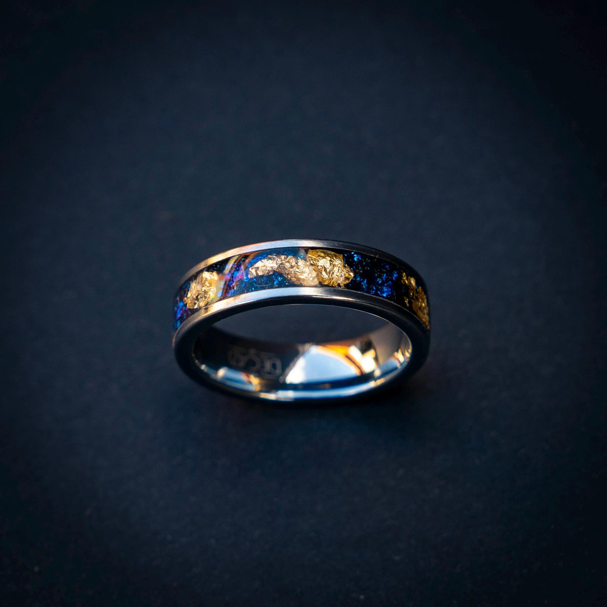 Elegant 6mm Tungsten Carbide Ring with Blue Raw Sapphire & Gold Leaf Accents. | Decazi
