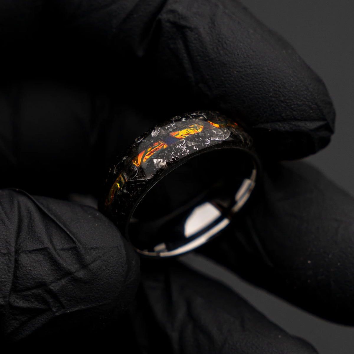 Tungsten ring with Muoniunalusta meteorite and Dichloram - Decazi