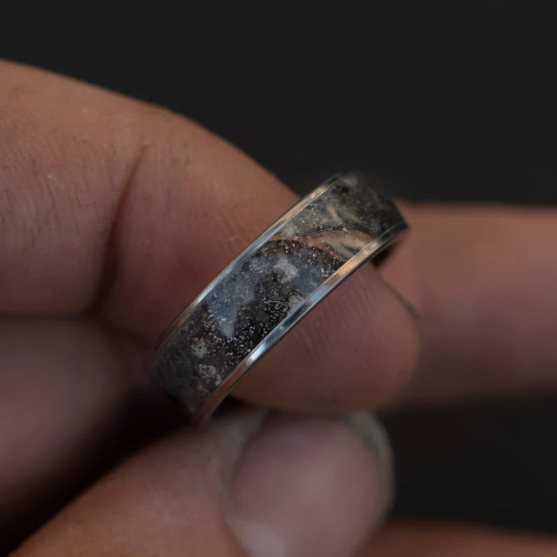 Lunar meteorite ring with Genuine Moondust and meteorite | Decazi