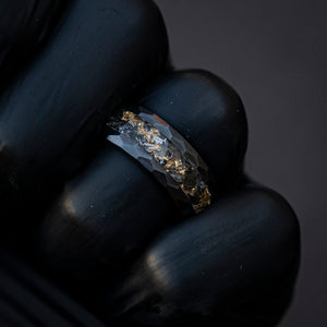 Hammered ceramic ring filled with Meteorite and Goldleaf Decazi