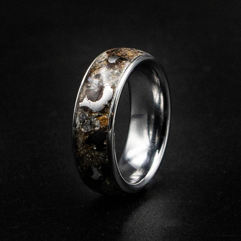 Tungsten ring with lunar veldspaat breccia and pallasite