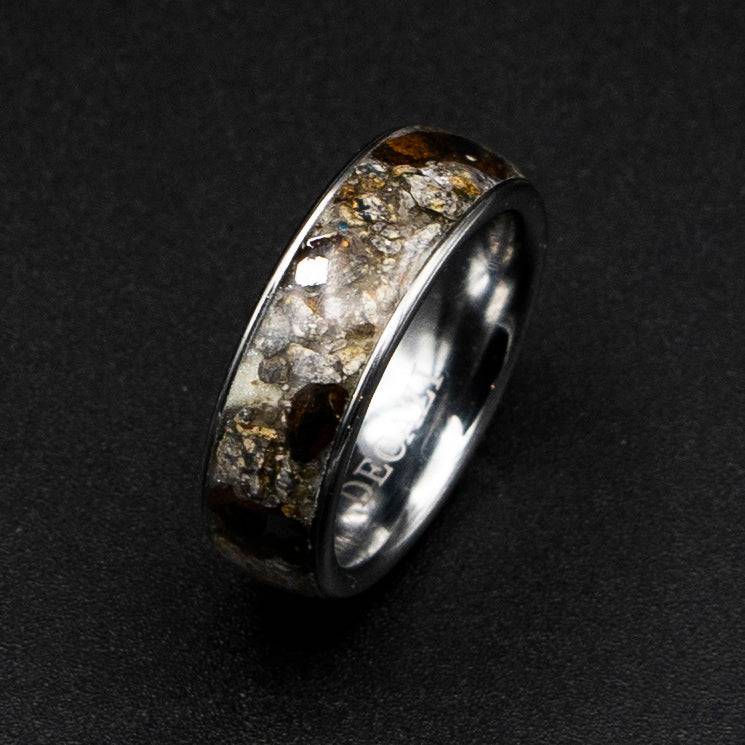 Tungsten ring with lunar veldspaat breccia and pallasite