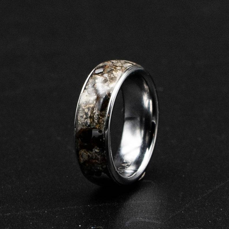 Tungsten ring with lunar veldspaat breccia and pallasite