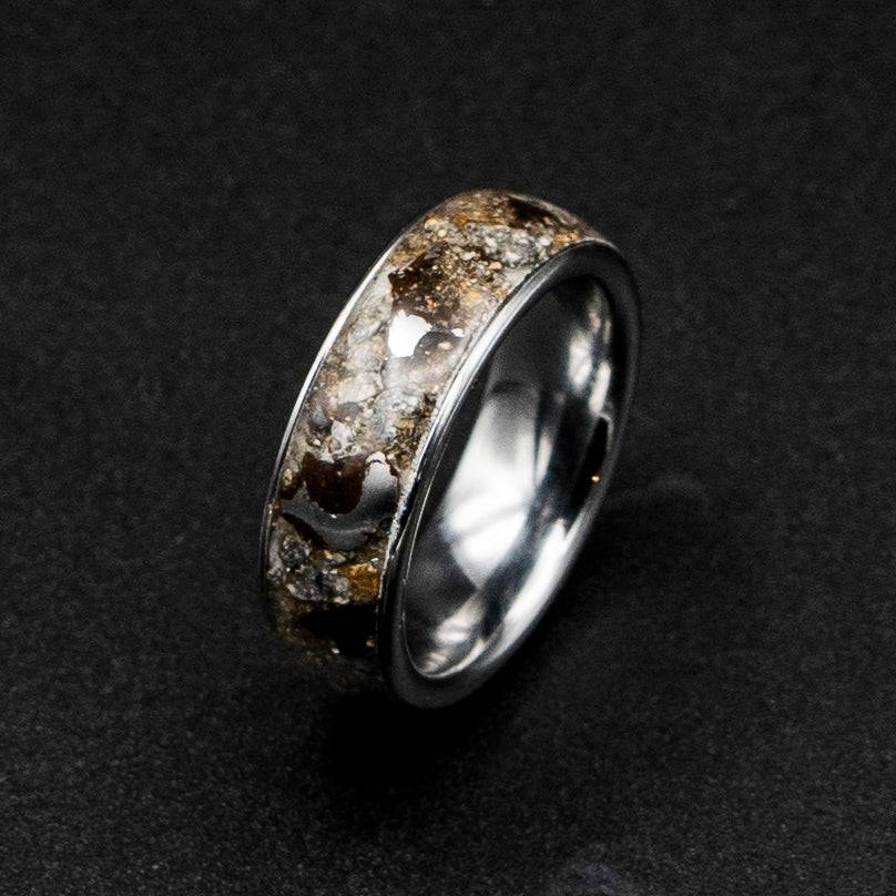 Tungsten ring with lunar veldspaat breccia and pallasite
